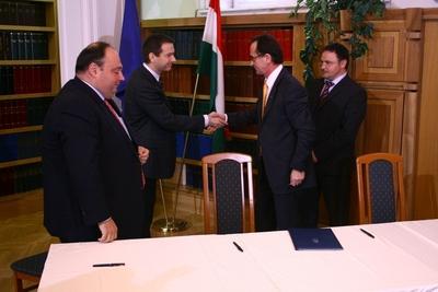 Vállalkozásfinanszírozási szerződések aláírása-stock-foto