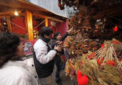 Karácsonyi vásár a Vörösmarty téren-stock-foto