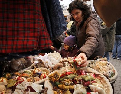 Karácsonyi vásár a Vörösmarty téren-stock-foto