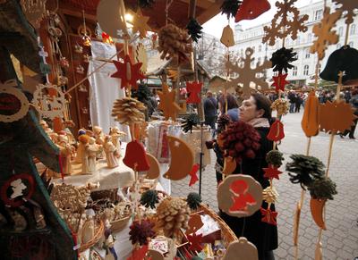 Karácsonyi vásár a Vörösmarty téren-stock-foto