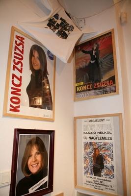 Koncz Zsuzsa-életműkiállítás a Komédiumban-stock-foto