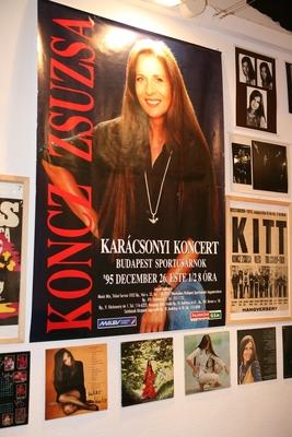 Koncz Zsuzsa-életműkiállítás a Komédiumban-stock-foto