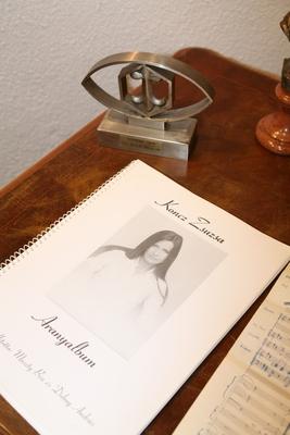 Koncz Zsuzsa-életműkiállítás a Komédiumban-stock-foto