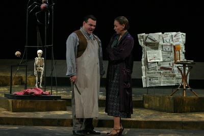 Ödön von Horváth: Mesél a bécsi erdő-stock-foto