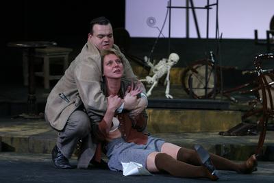 Ödön von Horváth: Mesél a bécsi erdő-stock-foto