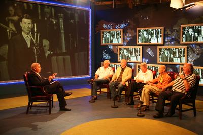 Táncdalénekesek a Napkeltében-stock-foto