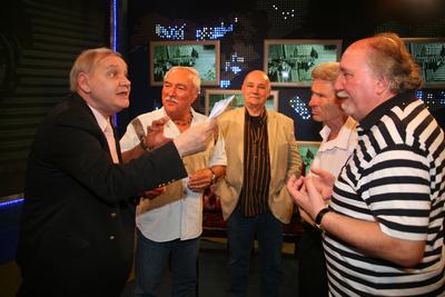 Táncdalénekesek a Napkeltében-stock-foto