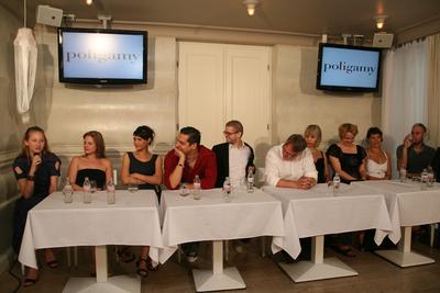 Poligamy sajtótájékoztató-stock-photo