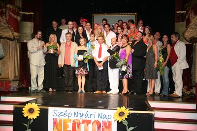 Szép nyári nap buli a Moulin Rouge-ban-stock-foto