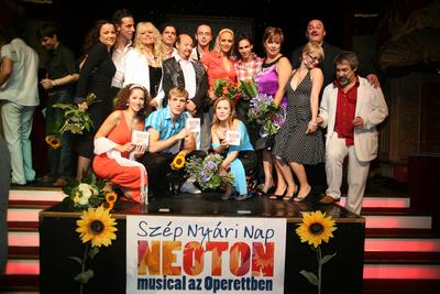 Szép nyári nap buli a Moulin Rouge-ban-stock-foto