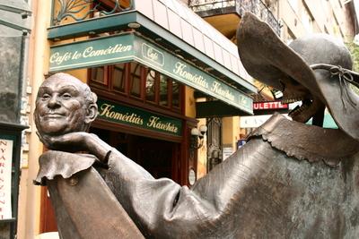 Hofi-szobor a Nagymező utcában-stock-foto