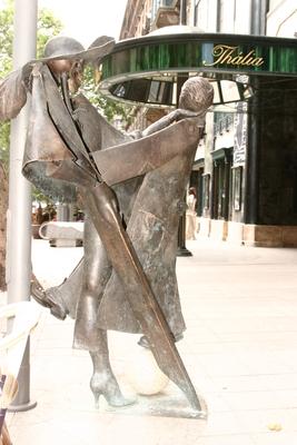 Hofi-szobor a Nagymező utcában-stock-photo