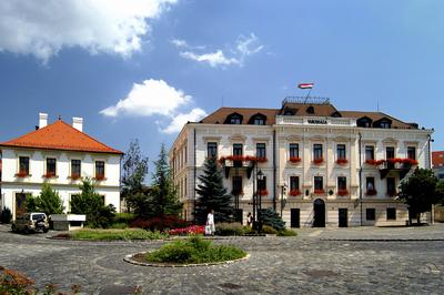 A veszprémi Városháza az Óváros téren-stock-foto