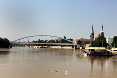 Szeged látképe a Tisza folyóval és a Belvárosi híddal-stock-foto