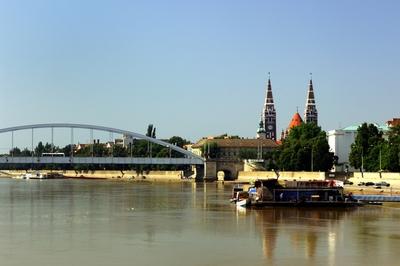 Szeged látképe a Tisza folyóval és a Belvárosi híddal-stock-foto