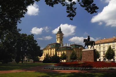 Szegedi városháza és IV. Béla lovasszobra-stock-foto