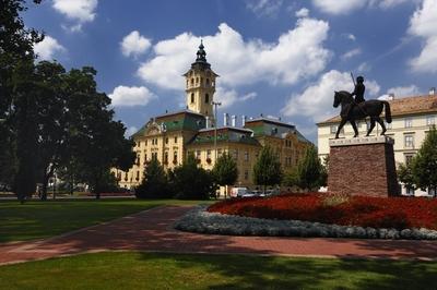 Szegedi városháza és IV. Béla lovasszobra-stock-foto