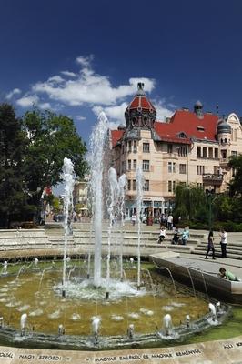 Szeged belvárosa, Dugonics tér és az Ungár-Mayer-palota-stock-foto