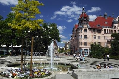 Szeged belvárosa, Dugonics tér és az Ungár-Mayer-palota-stock-foto