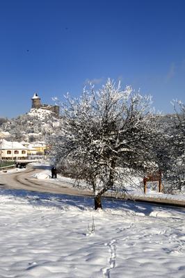 A somoskői vár a Somoskő település fölé magasodó vulkáni csúcson található, már szlovák területen.-stock-foto