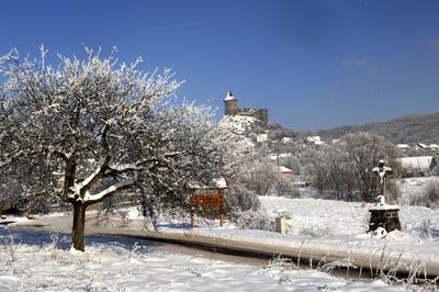 A somoskői vár a Somoskő település fölé magasodó vulkáni csúcson található, már szlovák területen.-stock-foto