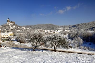 A somoskői vár a Somoskő település fölé magasodó vulkáni csúcson található, már szlovák területen.-stock-foto