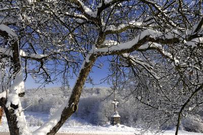 Útszéli kereszt Somoskő határában.-stock-foto