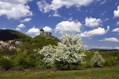 A somoskői vár a Somoskő település fölé magasodó vulkáni csúcson található, már szlovák területen.-stock-foto
