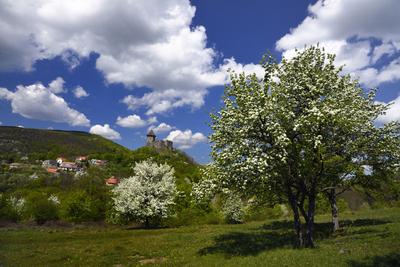 A somoskői vár a Somoskő település fölé magasodó vulkáni csúcson található, már szlovák területen.-stock-foto