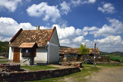 A Salföldi Major egy működő gazdaság életét és őshonos magyar háziállatfajtákat mutat be. A Major a Káli-medencében a Balaton-felvidéki Nemzeti Park információs és ökoturisztikai központja is egyben.-stock-foto