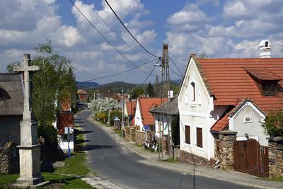 Salföld utcáin takaros kerteket és szépen felújított házakat találunk, melyek között sétálva megcsodálhatjuk a hajdani népi építészet jellegzetességeit.-stock-foto
