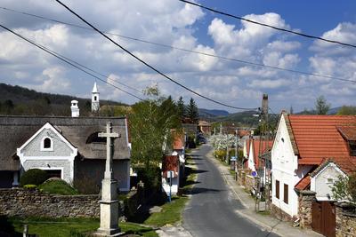 Salföld utcáin takaros kerteket és szépen felújított házakat találunk, melyek között sétálva megcsodálhatjuk a hajdani népi építészet jellegzetességeit.-stock-foto