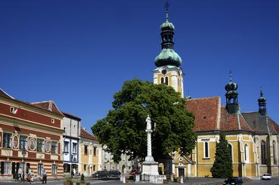 Kőszeg, a Városháza és a Szent Imre-templom-stock-foto