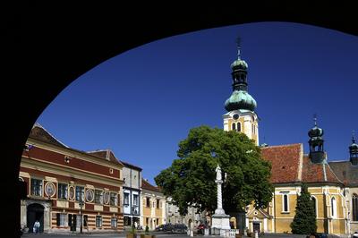 Kőszeg, a Városháza és a Szent Imre-templom-stock-foto