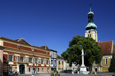 Kőszeg, a Városháza és a Szent Imre-templom-stock-foto