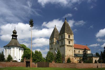 A Jáki templom és a Szent Jakab-kápolna-stock-foto