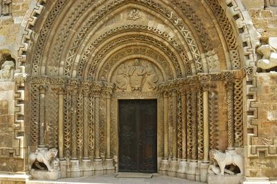 A Jáki templom bélletes kapuja-stock-foto