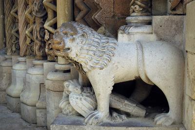 A Jáki templom bélletes kapuja-stock-foto