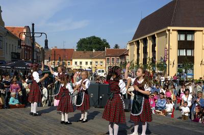 Kőszeg, néptáncosok a Fő téren-stock-foto