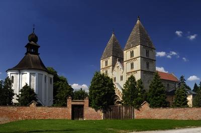 A Jáki templom és a Szent Jakab-kápolna-stock-foto
