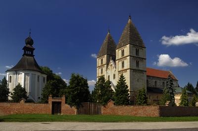 A Jáki templom és a Szent Jakab-kápolna-stock-foto