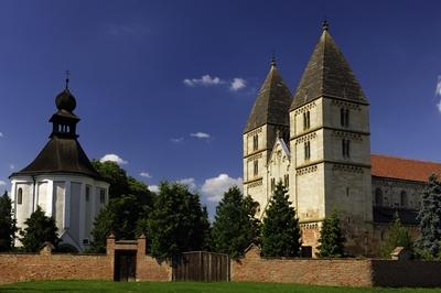 A Jáki templom és a Szent Jakab-kápolna-stock-foto