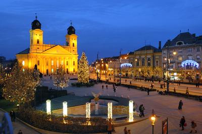 Debrecen belvárosa és a Református Nagytemplom-stock-foto