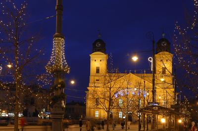 Debrecen belvárosa és a Református Nagytemplom-stock-foto