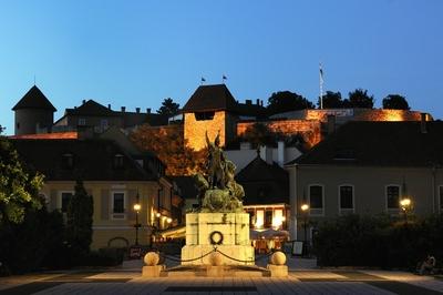 A vár és a Dobó István tér Egerben-stock-foto