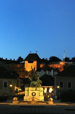 A vár és a Dobó István tér Egerben-stock-foto