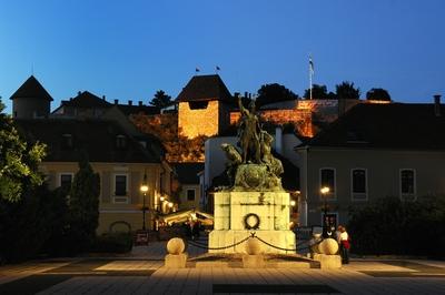 A vár és a Dobó István tér Egerben-stock-foto