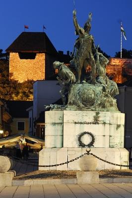 A vár és a Dobó István tér Egerben-stock-foto