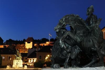 A vár és a Dobó István tér Egerben-stock-foto
