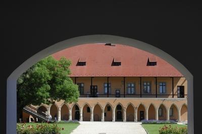 A gótikus Püspöki palota az egri várban-stock-foto